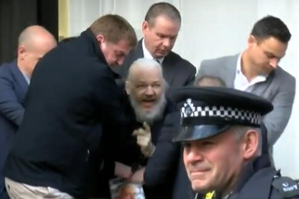 ASANŽA SU NA SILU IZNELI IZ AMBASADE EKVADORA: Pogledajte trenutak hapšenja (VIDEO)