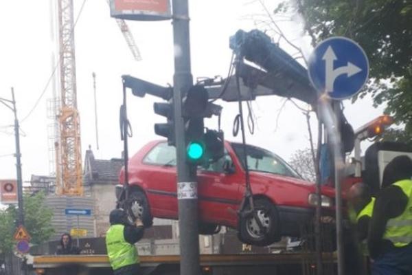 KARAMBOL U KNEZA MILOŠA! Pauk odneo automobil, ali je prvo ŽESTOKO UDARIO U SEMAFOR (FOTO)