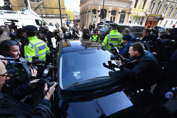 ASANŽ JE PRIVEDEN NA ZAHTEV SAD: Britanska policija potvrdila da je razlog hapšenja izručenje