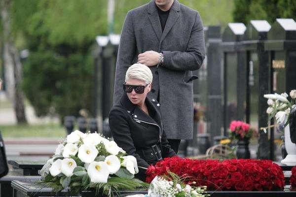 NAJBOLNIJIH 6 MESECI ZA KARLEUŠU: Jelena u SUZAMA obeležila šestomesečni pomen MAJCI DIVNI! Bol ne prolazi!