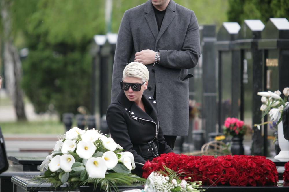 NAJBOLNIJIH 6 MESECI ZA KARLEUŠU: Jelena u SUZAMA obeležila šestomesečni pomen MAJCI DIVNI! Bol ne prolazi!