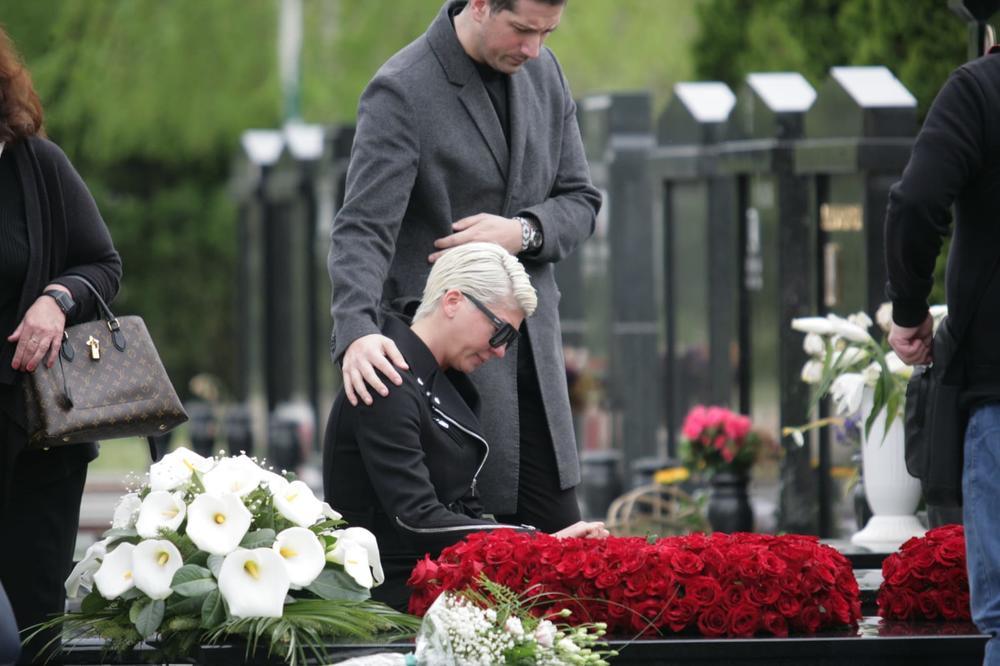 MALA ATINA PRVI PUT NA BAKINOM GROBU: Karleuša dala majci 40 dana, a NA POMEN povela i STARIJU ĆERKU!