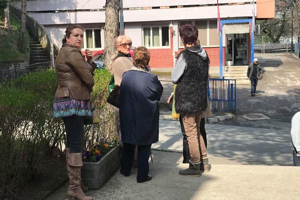 JUTKA IMA EKIPU KOJA GA SVUDA PRATI I BODRI Iste žene ga i juče podržale! OVO JE NJEGOVA PRETORIJANSKA GARDA (FOTO)