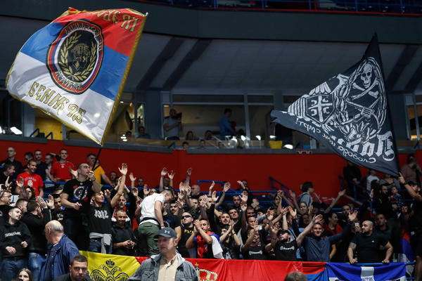 NEMA IH MNOGO, ALI ARENA GRMI: Navijači Srbije ne mogu bez Kosova!