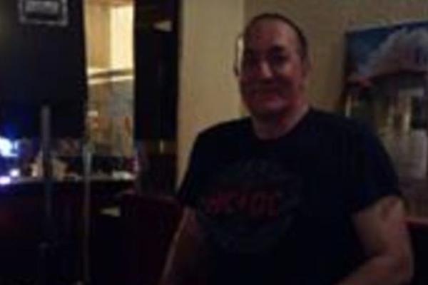 MUZIČAR ISKASAPIO BIVŠU DEVOJKU U KUČEVU: Izvukao nož i počeo da je ubada u vrat! Doktori joj se bore za život