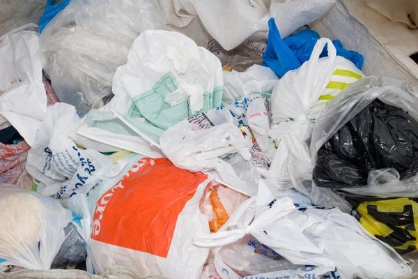 KONAČNO SMO SE OPAMETILI!  Drastično smanjena potrošnja plastičnih kesa u Srbiji