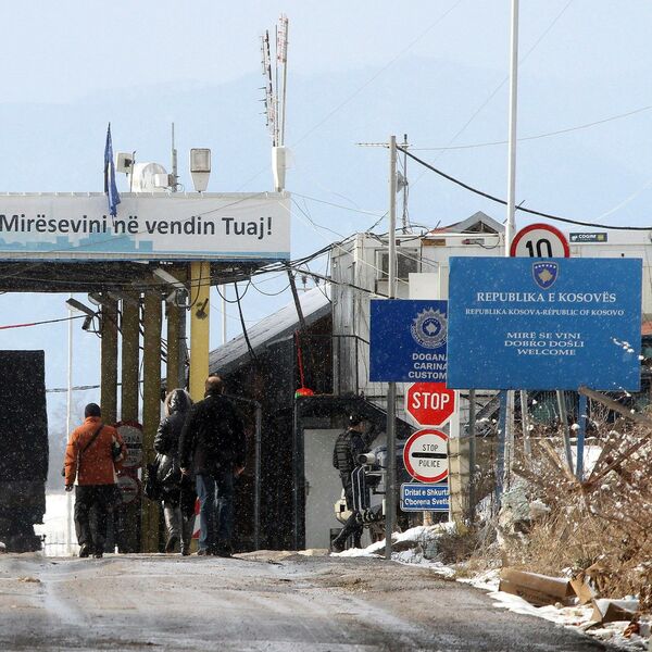 OCA TROJE DECE IZVUKLI IZ KOLA I UHAPSILI PRED ŽENOM NA MERDARU: Srbinu određeno zadržavanje