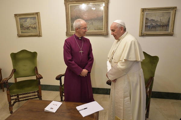 GEST PAPE FRANJE ŠOKIRAO CEO SVET: Kleknuo je zbog mira u Sudanu i uradio stvar zbog koje su svi ZANEMELI (VIDEO)