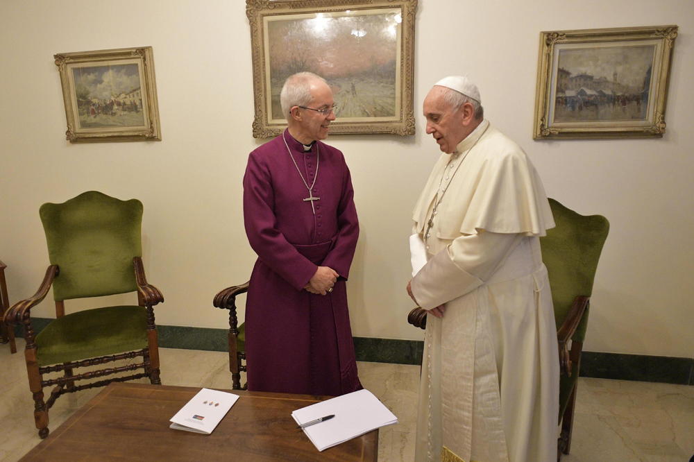 GEST PAPE FRANJE ŠOKIRAO CEO SVET: Kleknuo je zbog mira u Sudanu i uradio stvar zbog koje su svi ZANEMELI (VIDEO)