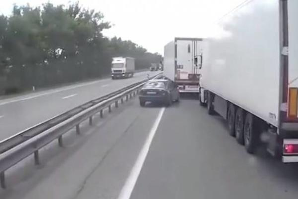 OVO MU NIJE TREBALO: Pokazao im srednji prst, ali za volanom šlepera bili su MMA borci! (VIDEO)