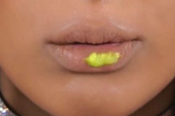 UZ OVAJ ZAČIN UVEĆAJTE USNE POTPUNO PRIRODNO: Neverovatna transformacija za 3 MINUTA! (VIDEO)