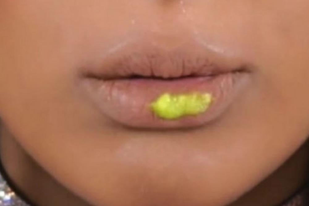 UZ OVAJ ZAČIN UVEĆAJTE USNE POTPUNO PRIRODNO: Neverovatna transformacija za 3 MINUTA! (VIDEO)