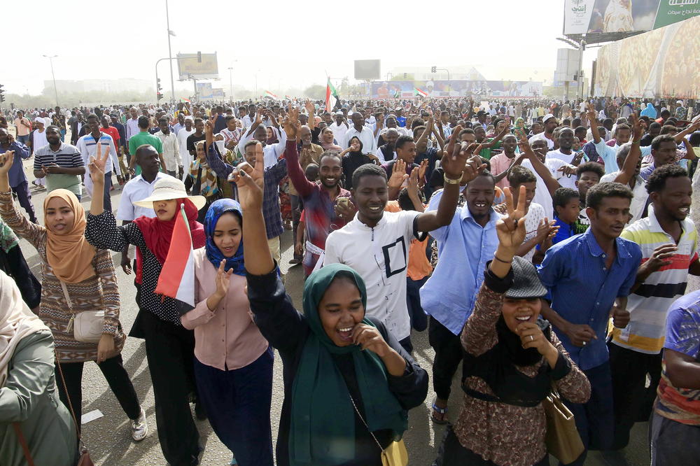 Bezbednosne snage suzavcem rasteruju demonstrante u Sudanu