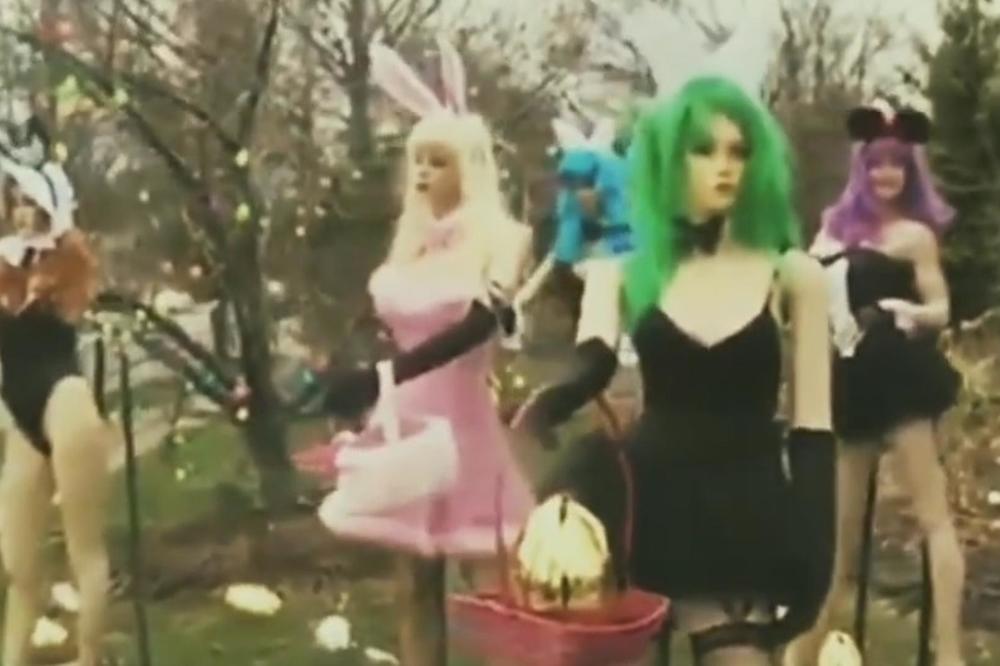 KOMŠIJA ZGROZIO CEO KRAJ: Ono što je postavio u dvorište je sve razbesnelo! ZAR OVO DECA DA GLEDAJU? (VIDEO)