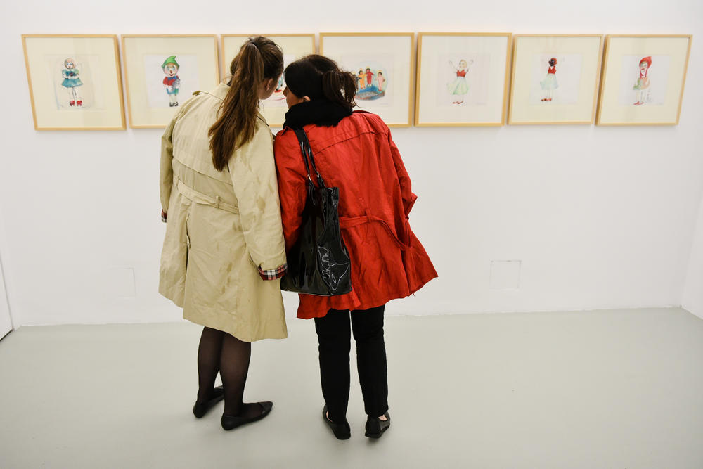 Posetiteljke galerije  