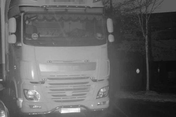 POLICIJA NA PUTU UGLEDALA KAMION BEZ VOZAČA! Zatim je otkrivena URNEBESNA ISTINA iza ovog prizora