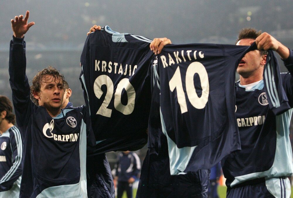 Igrači Šalkea šalju podršku Krstajiću i Rakitiću koji su na tribinama jer su otišli na koncert Mileta Kitića