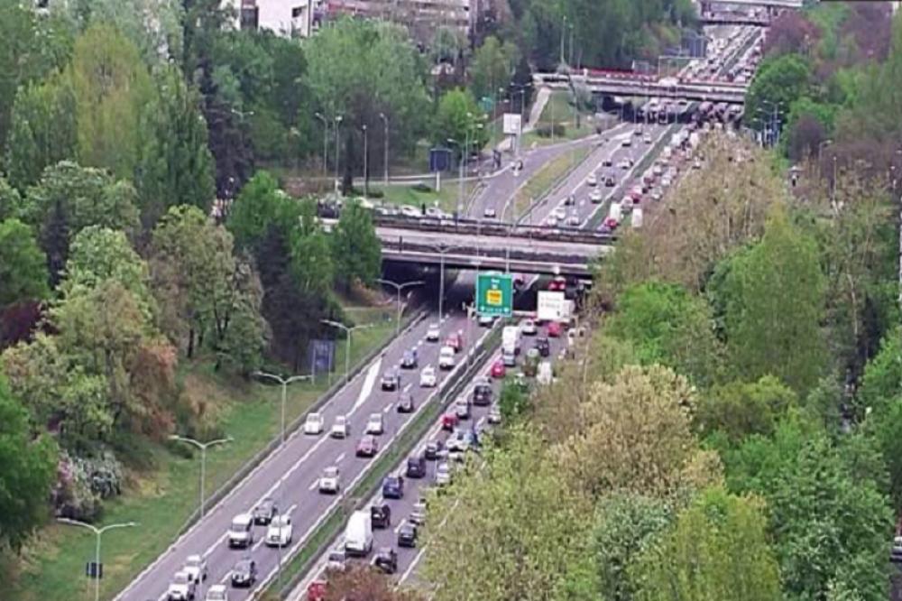HAOS NA AUTOPUTU: Lančani sudar kod Arene - Kolona duga šest kilometara, saobraćaj zaustavljen u OBA SMERA! (FOTO)
