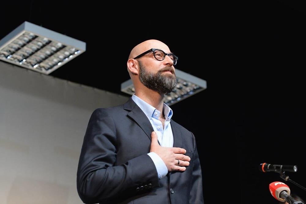 NEPREPOZNATLJIV! ISPLIVALA FOTKA IZ MLADOSTI POPULARNOG GLUMCA: Svi ga znaju bez kose, ali nije takav oduvek!