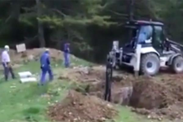 BULDOŽEROM SU KOPALI RUPU, A ONDA SE ZAČUO SNAŽAN URLIK: Iz zemlje izašla OGROMNA ZVER i pojurila ka njima! (VIDEO)