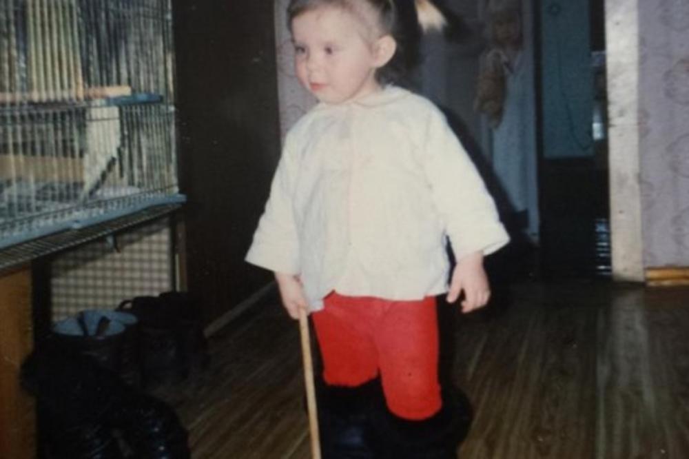 PRONAŠLA JE SVOJU FOTOGRAFIJU IZ DETINJSTVA: Kada se malo bolje zagledala, otkrila je OVAJ HOROR IZA SEBE! (FOTO)