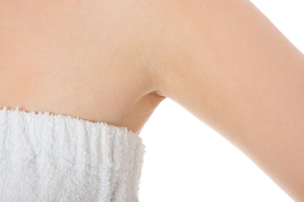 IMATE KVRŽICU ISPOD PAZUHA? Ovo su mogući uzroci, a evo kada je SIMPTOM RAKA!