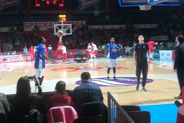 NISU MU ZABORAVILI PROŠLOST: Delije zasule uvredama košarkaša Budućnosti čim je kročio u Pionir!