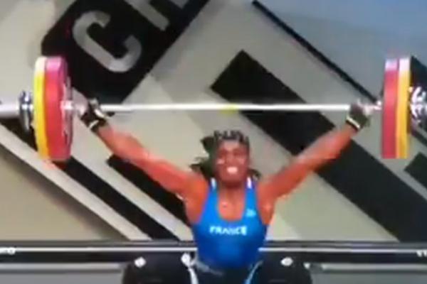 DIZAČICI TEGOVA PUKLA RUKA KAO ŠTAPIĆ NA TAKMIČENJU: Kroz salu je odjeknuo samo JEZIV VRISAK! HOROR (VIDEO)