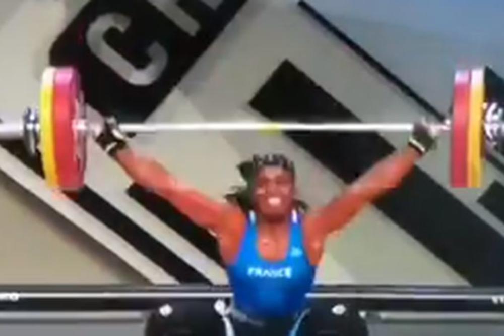 DIZAČICI TEGOVA PUKLA RUKA KAO ŠTAPIĆ NA TAKMIČENJU: Kroz salu je odjeknuo samo JEZIV VRISAK! HOROR (VIDEO)