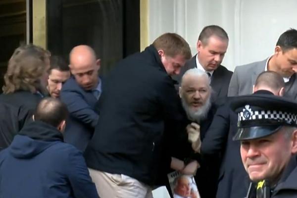 MAJKA DŽULIJANA ASANŽA U MUKAMA, TRAŽI PUŠTANJE SVOG SINA: Najavila paklenu borbu, a njene reči slamaju srca!