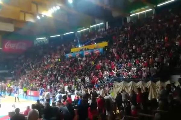KUNEM SE SRCEM I DUŠOM I TELOM: Kad je poslednji put hala ovako grmela na Zvezdinom meču, a da nije derbi?!