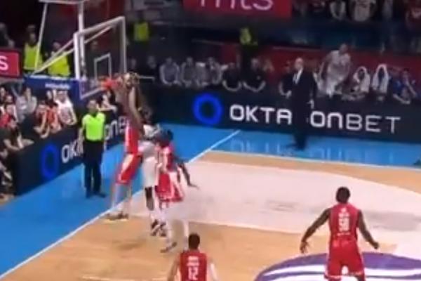 ZVEZDIN BANANAMEN U PIONIRU: Davidovac monstruoznom blokadom posramio Klarka!