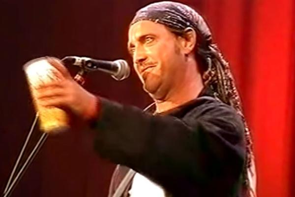 SLAVNI BRITANAC PREMINUO PRED PUBLIKOM NA SCENI: Seo na stolicu, pa se srušio, LJUDI SE SVE VREME SMEJALI! (VIDEO)