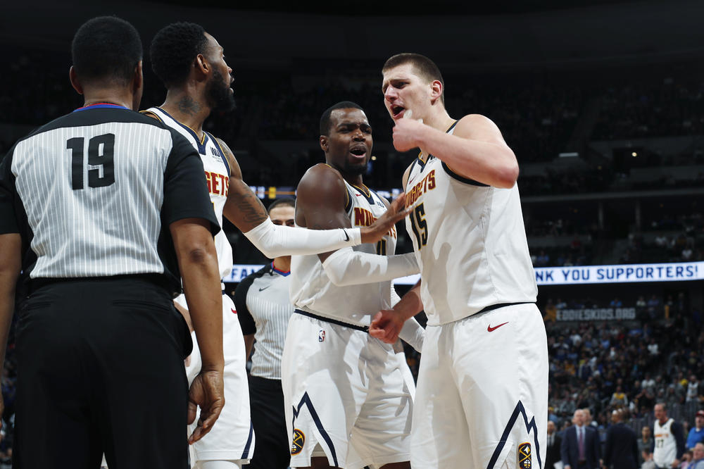 OVO JE NAJLUĐI REZIME SEZONE: Navijač Nagetsa urnebesnim klipovima predstavio igru njegovih ljubimaca u NBA ligi!