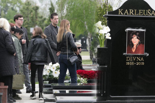 DANAS BI DIVNA KARLEUŠA PROSLAVILA 62. ROĐENDAN! Jelena je majci na GROB odnela OGROMAN BUKET, detalj RASPLAKAO SVE