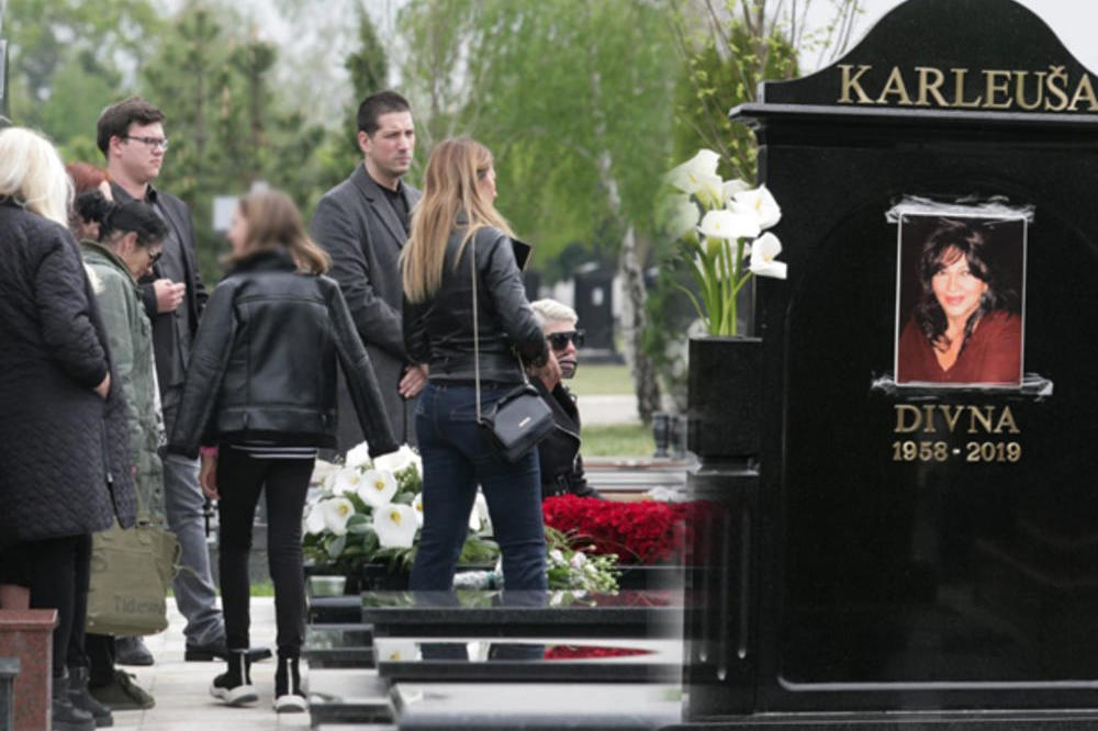 DANAS BI DIVNA KARLEUŠA PROSLAVILA 62. ROĐENDAN! Jelena je majci na GROB odnela OGROMAN BUKET, detalj RASPLAKAO SVE