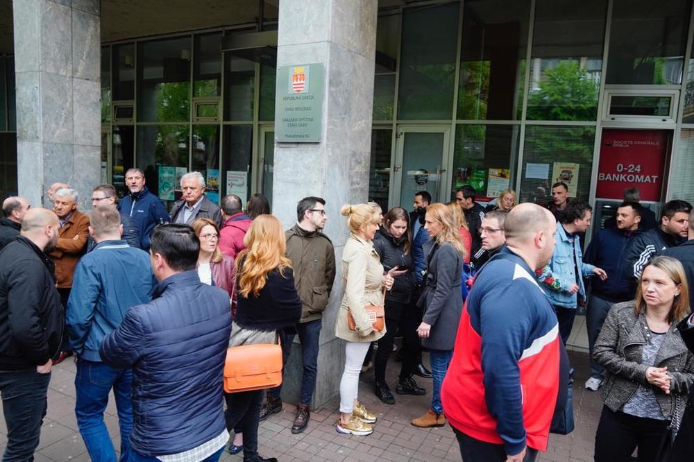 ODBORNICI VLADAJUĆE PARTIJE NE MOGU DA UĐU: Zaključana vrata OPŠTINE STARI GRAD! OVAKAV TEROR JE NEDOPUSTIV