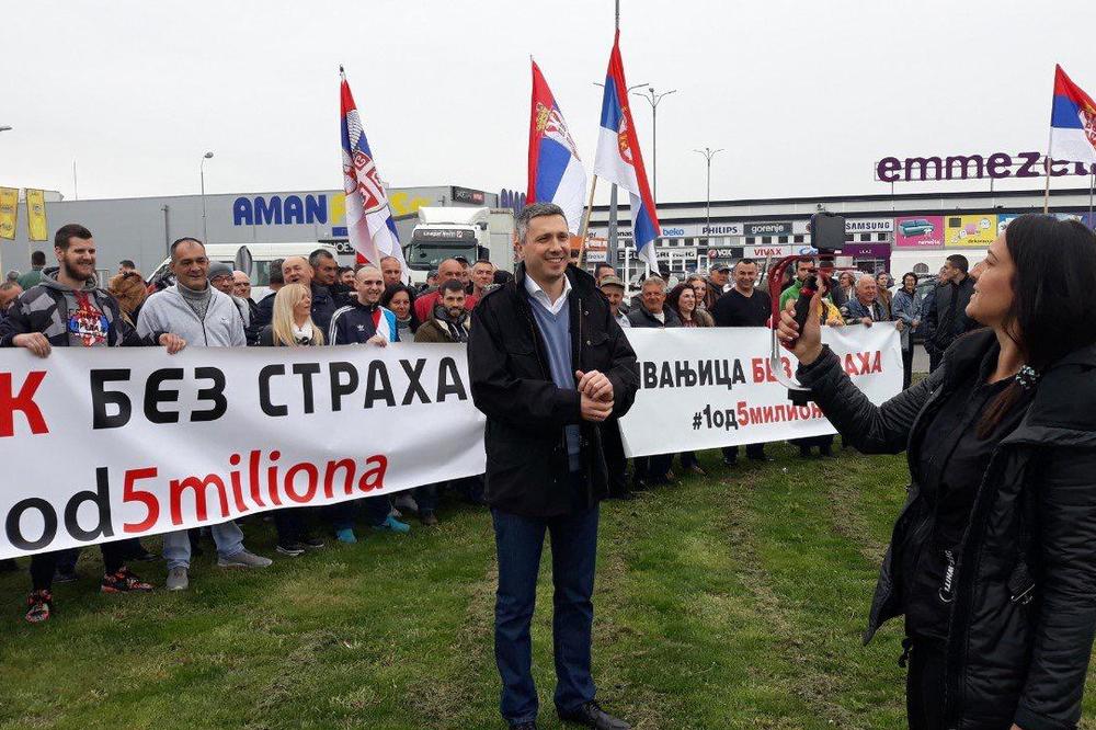 BOŠKO OBRADOVIĆ DOŽIVEO DEBAKL! Lider Dveri jedva da je sakupio 200 ljudi da dođu na PROTEST!