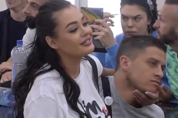 OBJAVLJEN SNIMAK ANE KORAĆ NA KOM JE GOLA: Grudi joj LANDARAJU, a ono što radi... SAMO ZA ODRASLE (VIDEO)