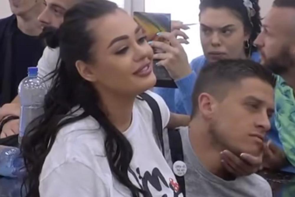 OBJAVLJEN SNIMAK ANE KORAĆ NA KOM JE GOLA: Grudi joj LANDARAJU, a ono što radi... SAMO ZA ODRASLE (VIDEO)