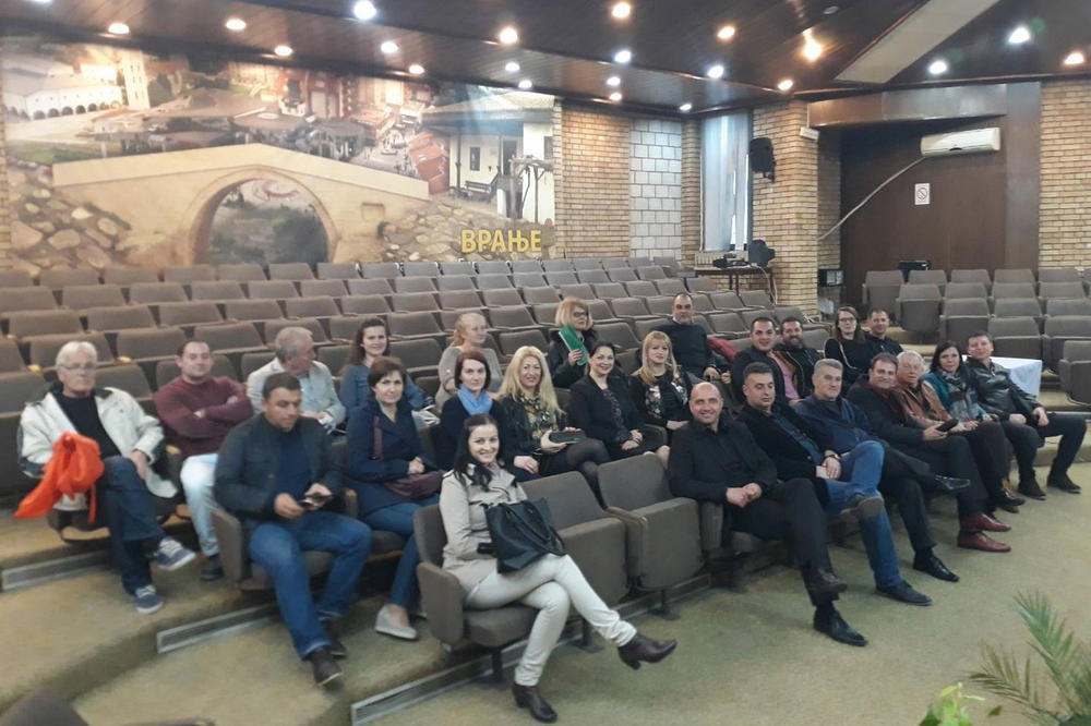 ODBORNICI SNS SA PARTNERIMA U PARLAMENTU VRANJA: I oni čuvaju Skupštinu grada
