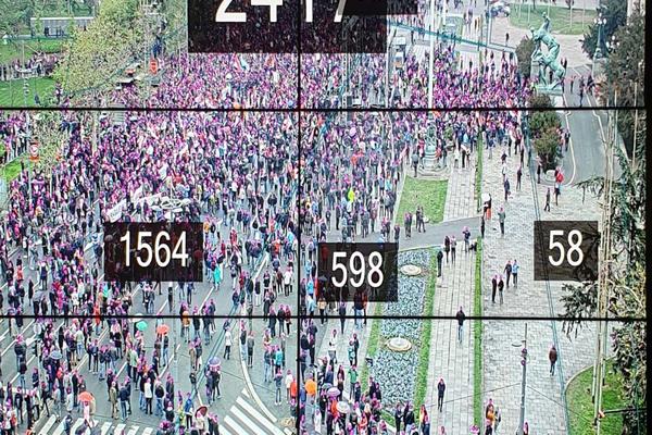 U 15H SKUPILI SAMO 2.417 LJUDI! Pukao miting Đilasa, Boška i Vuka, ovo je DOKAZ! (FOTO)