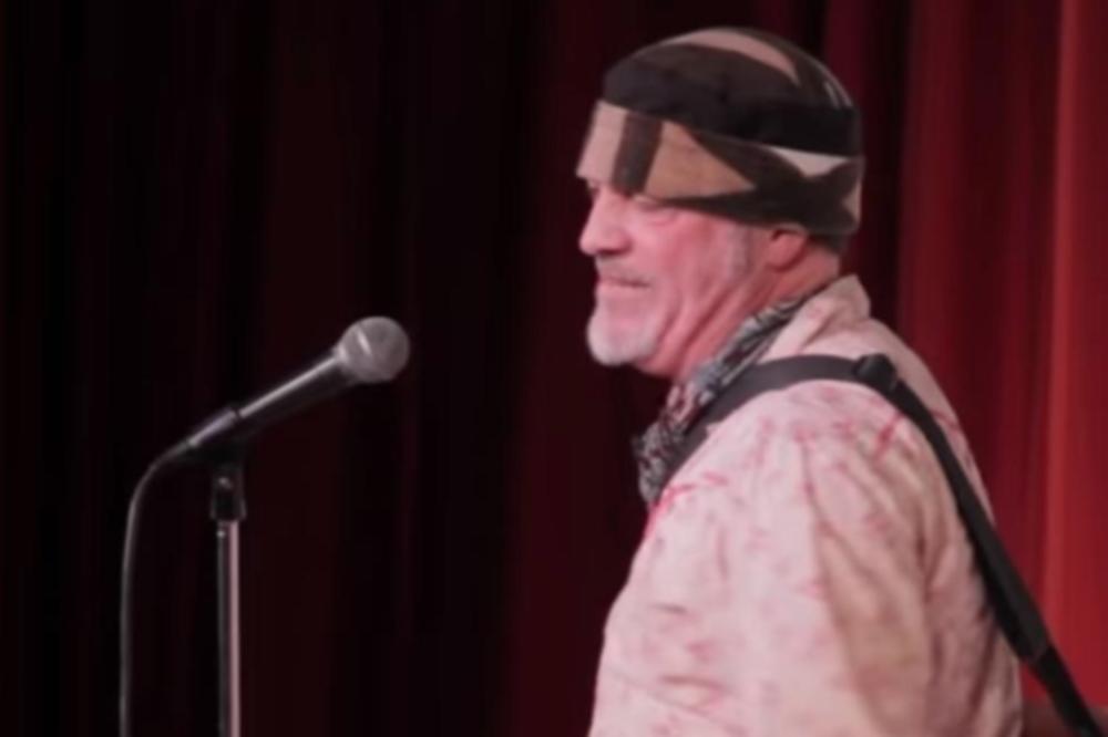 UMRO POZNATI KOMIČAR! SAMO JE PAO NA SCENI: Publika mislila da je to DEO NASTUPA, pa se SMEJALA!