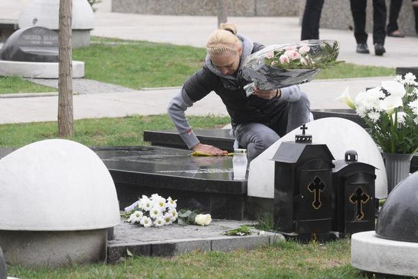 BOL ZA OCEM NE JENJAVA: Sanela posetila Šabanov grob, a onda uradila nešto što će vas NAJEŽITI