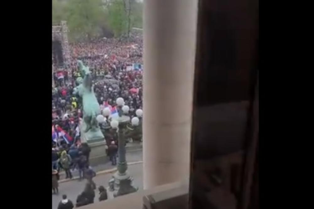 ĐILASE, VRATI PARE, LOPOVE: Pogledajte odakle Marijan Rističević snima proteste u Beogradu!