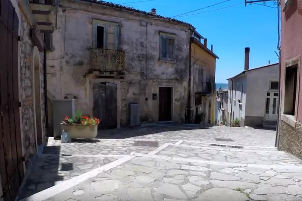 U OVOM SELU SE KUĆE PRODAJU ZA JEDAN DOLAR: Potrebna vam je samo lična karta! (VIDEO)