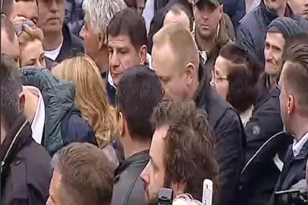 ŠTA RADI UGLEDNI FUNKCIONER SNS IZA LEĐA ĐILASU NA PROTESTU? Ova fotografija zaprepastila je sve