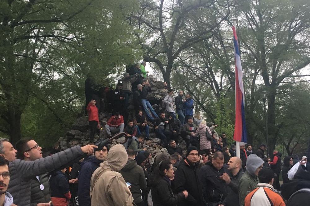 DA LI OVI LJUDI ZNAJU GDE DA SU SE POPELI NA SRPSKU SVETINJU? Heroji s Kajmakčalana okreću se u grobu! (FOTO)