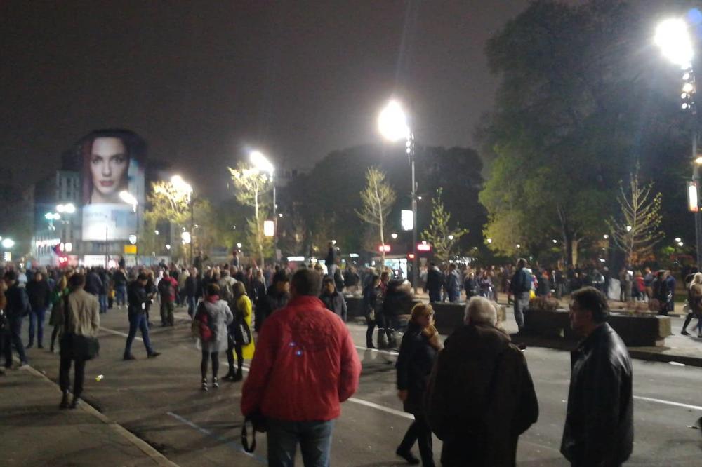 LJUDI IZAŠLI NA ULICE I NAPRAVILI HAOS! Protestuju ispred doma premijera