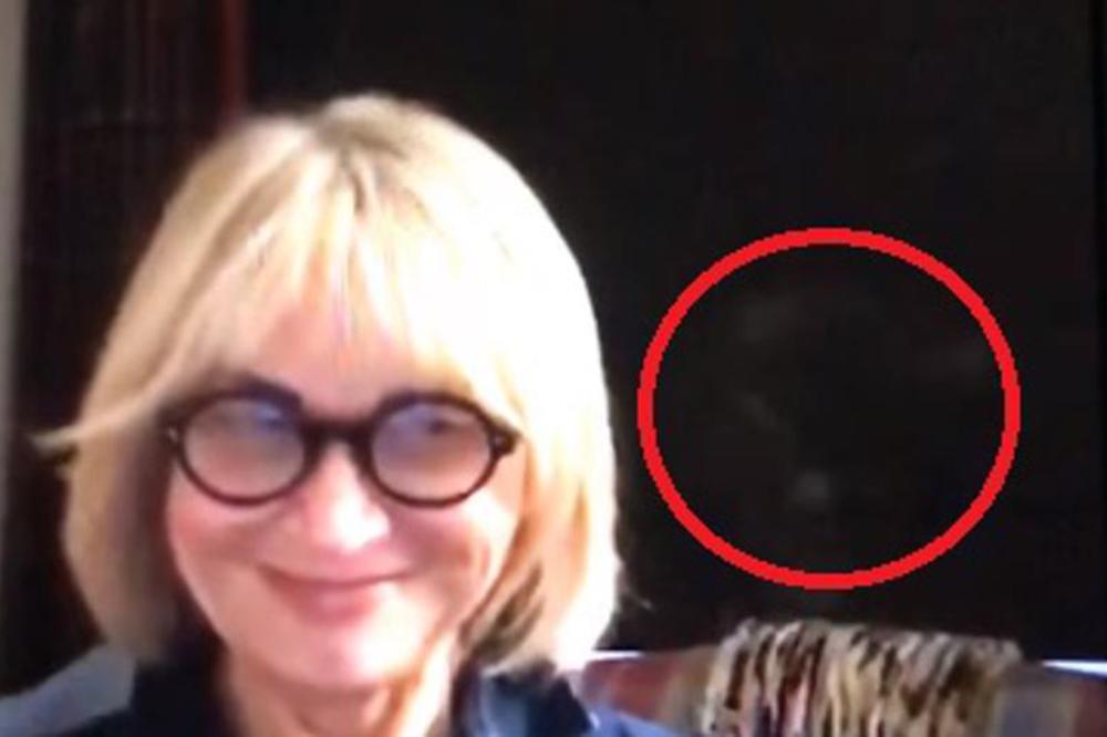 PRIZIVALA JE MRTVE BABU I DEDU: A onda su svi na fotki videli OVO LICE!!!